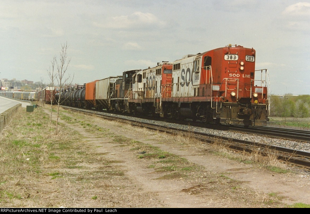 Local ambles east behind a Geep leader